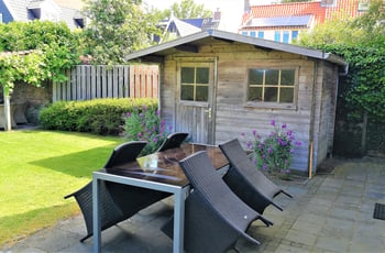 Overdekt terras bij het tuinhuisje