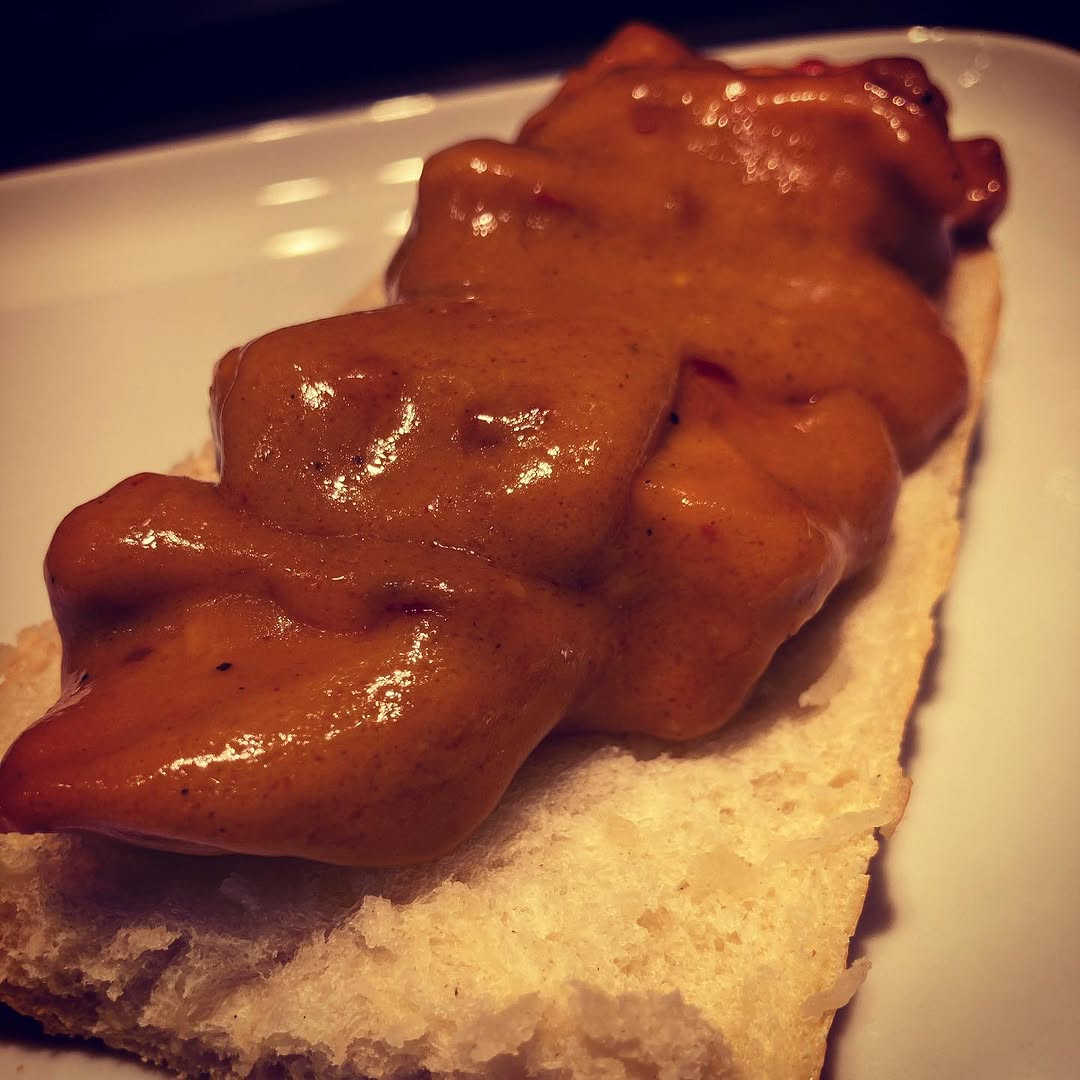Baguette mit Hähnchen in Erdnusssoße