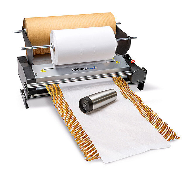 Papiermachine produceert bruin en wit papier voor verpakking