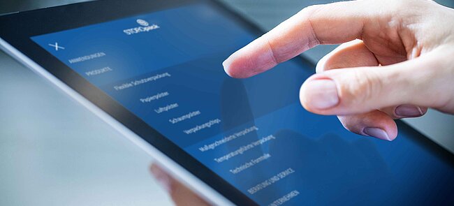 Een tablet met de Storopack-website geopend, en een hand