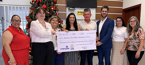 Kerstinzamelingsactie met medewerkers bij een cheque-overhandiging