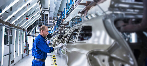 Man werkt aan een auto tijdens productie