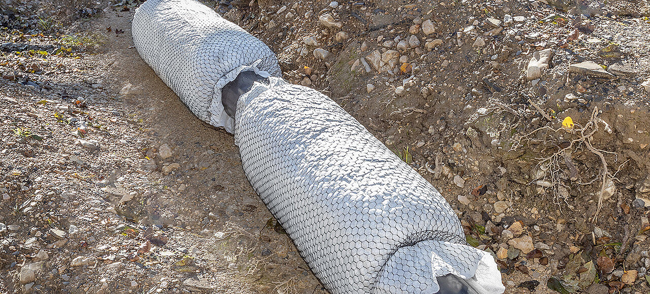 Geperforeerde drainagebuis geïnstalleerd in grindbodem
